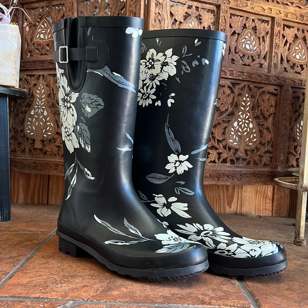 NWOT Just Fab women’s size 8 Nancie Rain boot in navy blue with floral design.